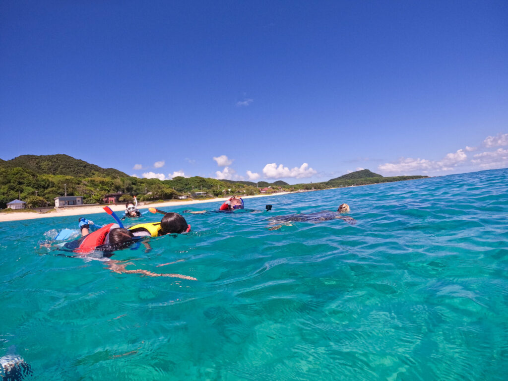 snorkeling_with_seaturtle_Amamioshima